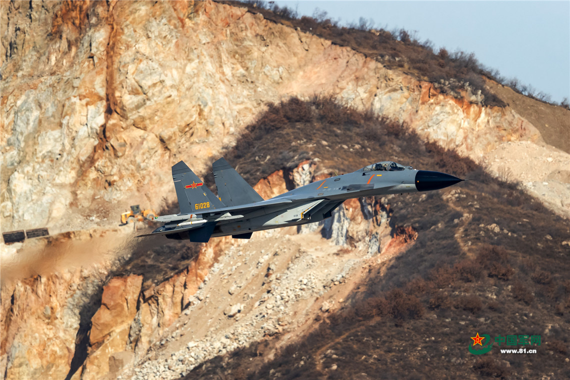 空军双机编队超低空穿越山谷就是这么帅气