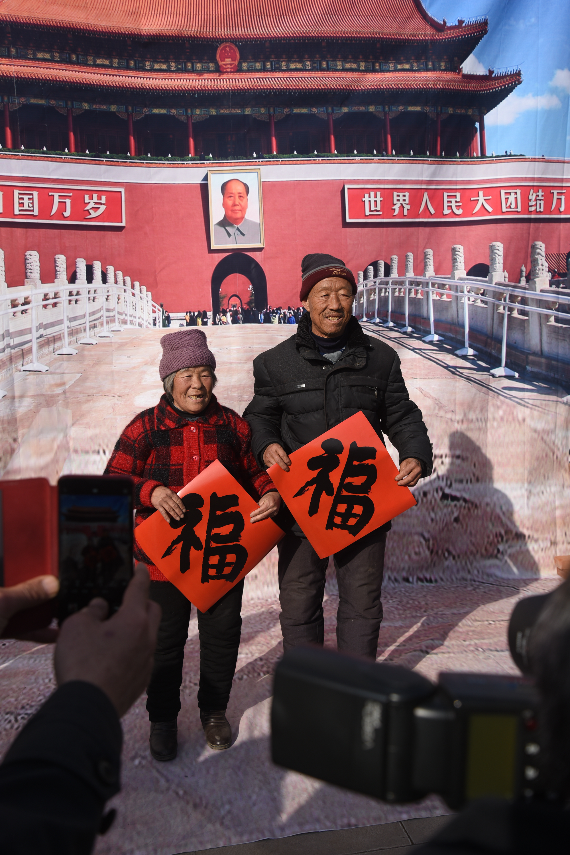 为依汶镇葛庄社区和孙隆社区的农民拍摄"全家福"和生活照