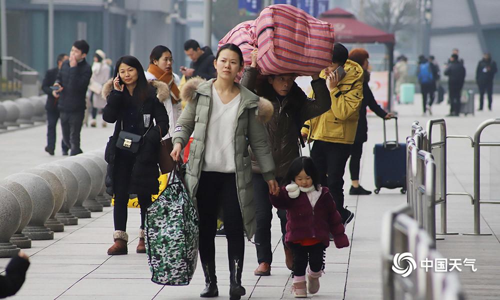 聚焦重庆春运首日画面大包小裹待返乡