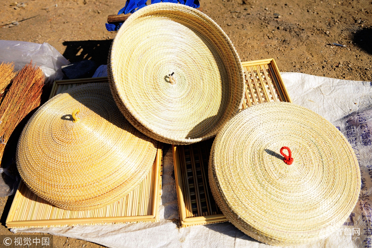 青岛七旬老人编织手工麦秆锅盖工艺精密引人赞叹