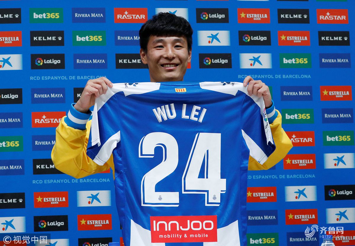 武磊亮相西班牙人俱乐部 展示24号球衣颠球