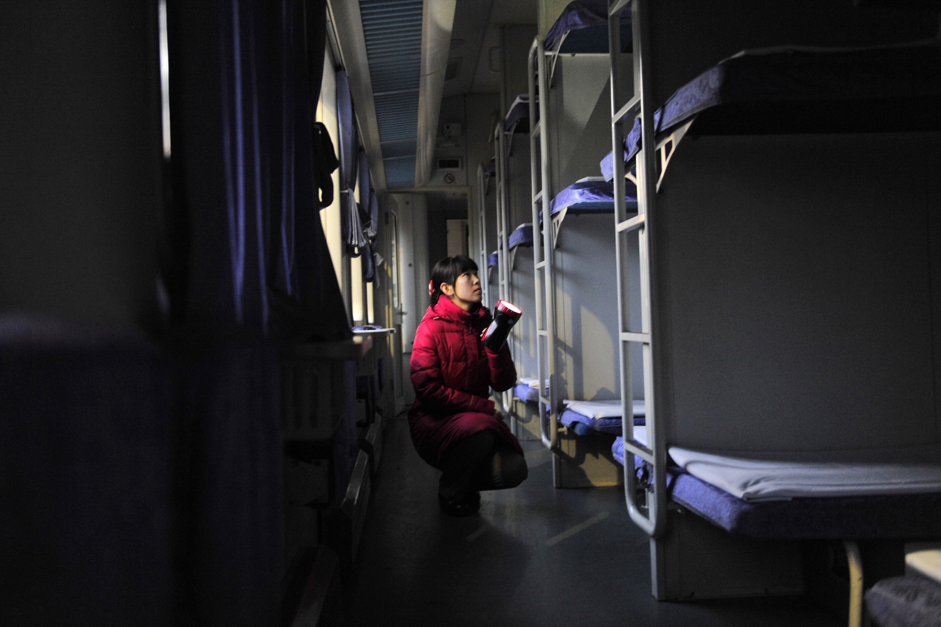 春运面孔夜行列车上的守车人