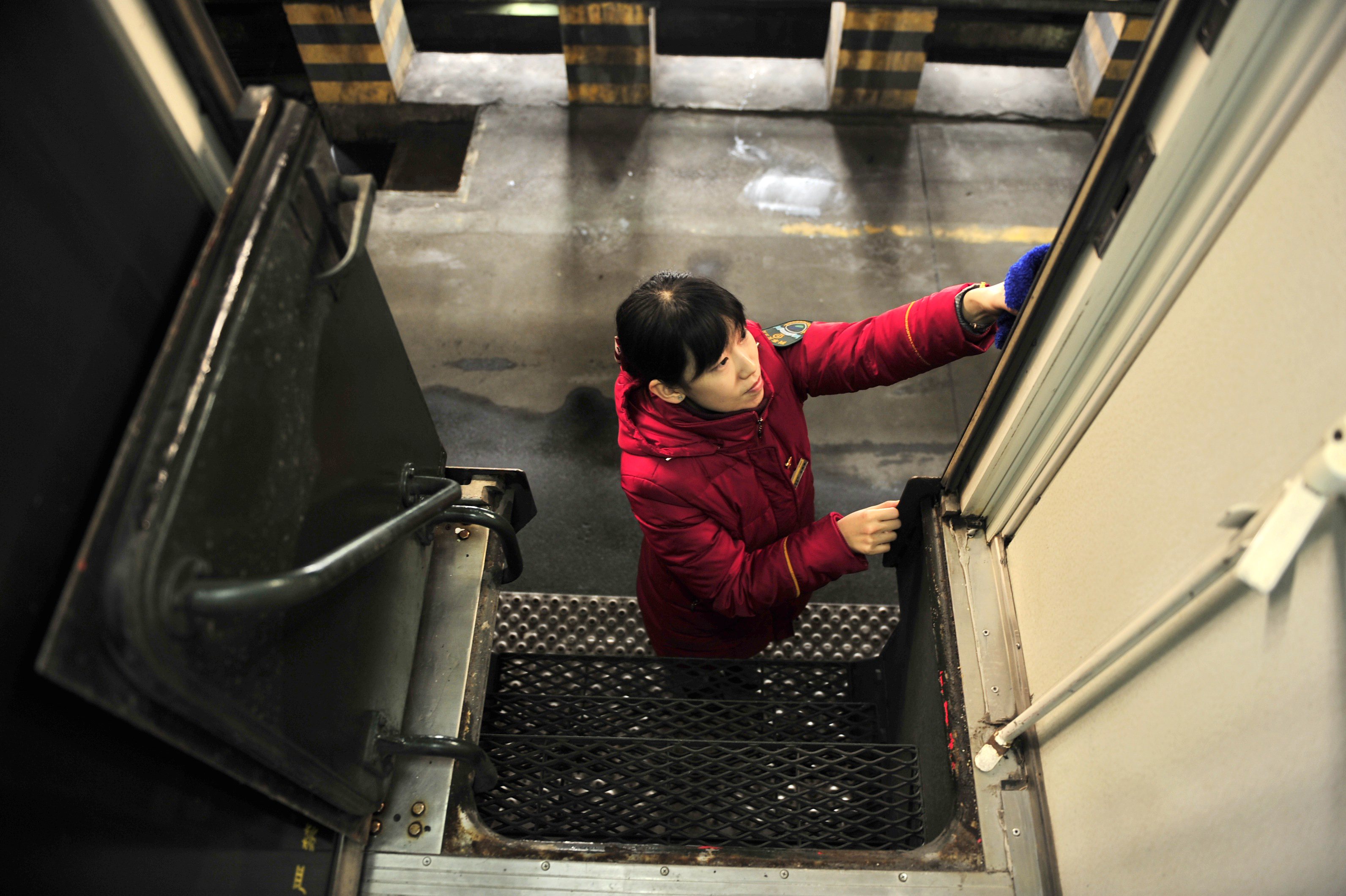 春运面孔夜行列车上的守车人