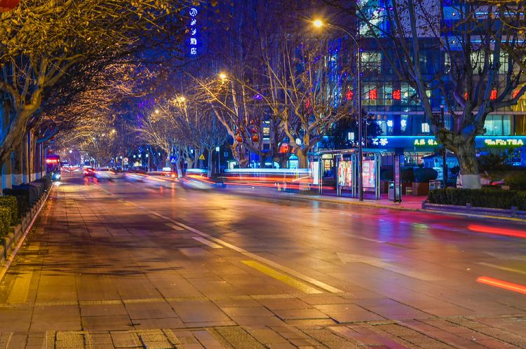 璀璨灯光扮靓城市夜景,迎接春节的到来.