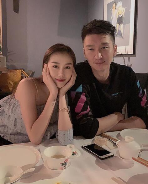 李根2018年6月大婚,这也是他和妻子的第一个春节.还挺会玩.