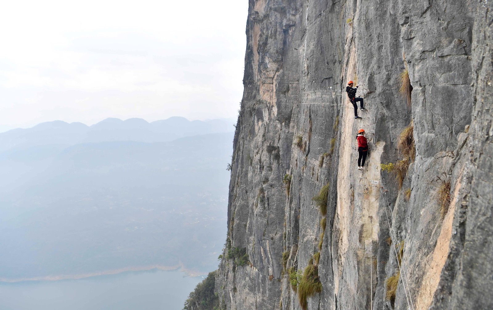 不一样春节假期他们到悬崖绝壁玩攀岩