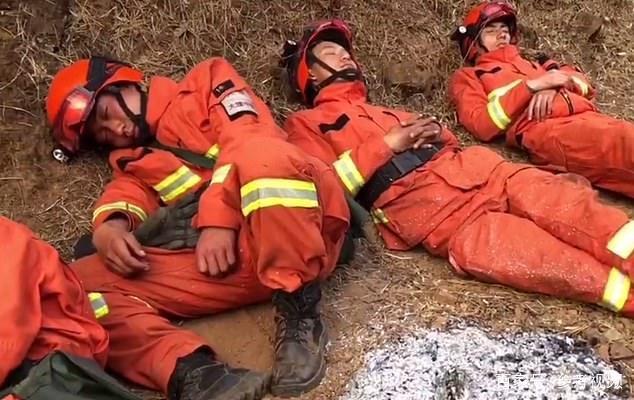 中国消防员灭火后累倒在地的照片感动英媒这才是英雄