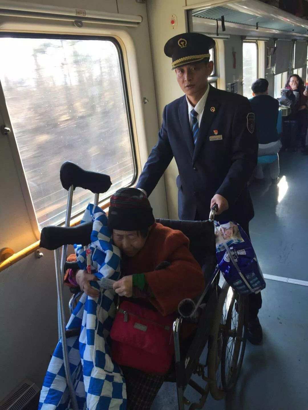 今年最美的公主抱这个列车长太帅了