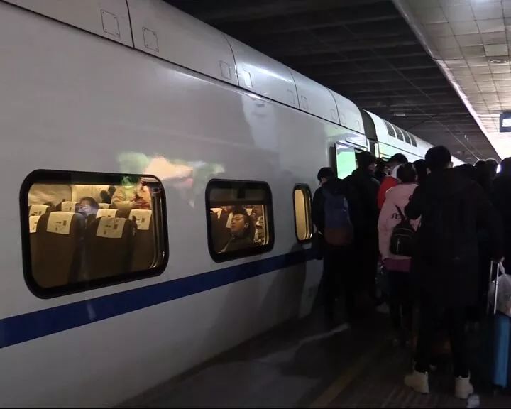 济南东站一男子车下"热心大哥",车上秒变"神偷",被盗女乘客崩溃了