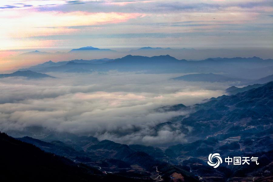 湖南平江山峦叠嶂云雾缭绕