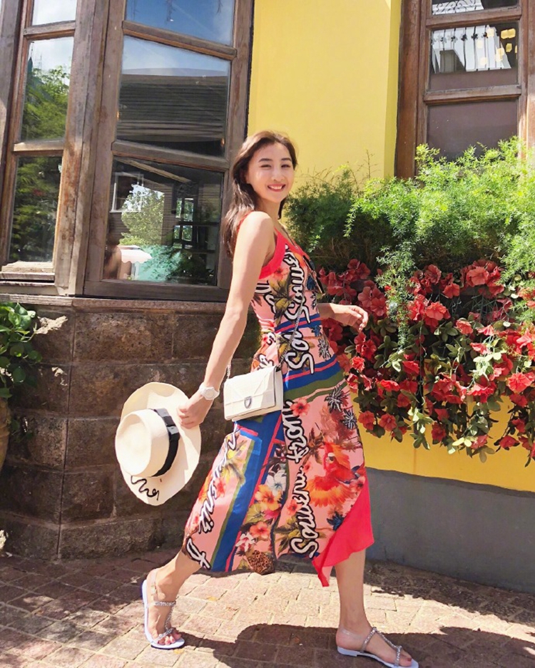 何雯娜微博晒美照回眸一笑尽显女神姿态