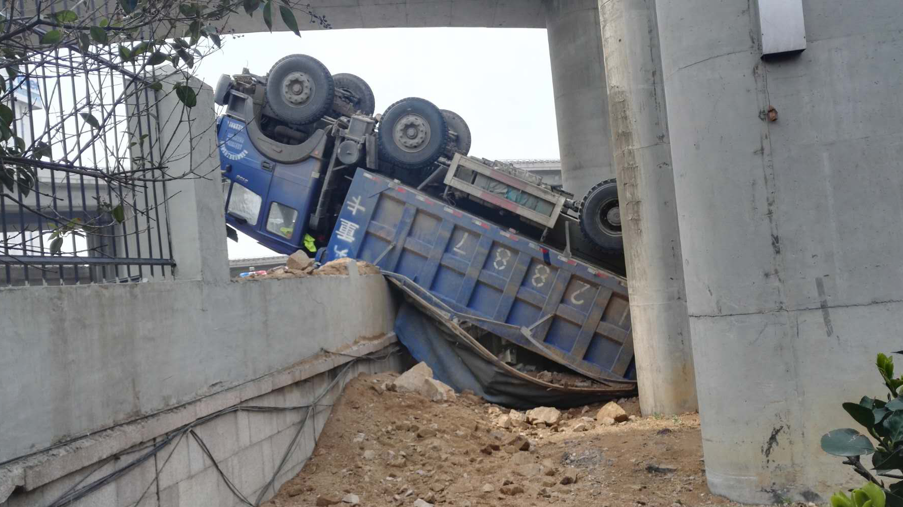 23秒丨突发一渣土车翻下青岛海尔立交桥车头变形严重