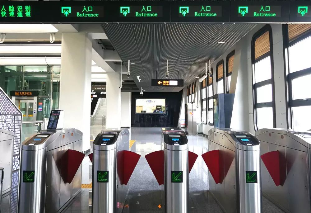 首先请您仔细观察入口的闸机标志.