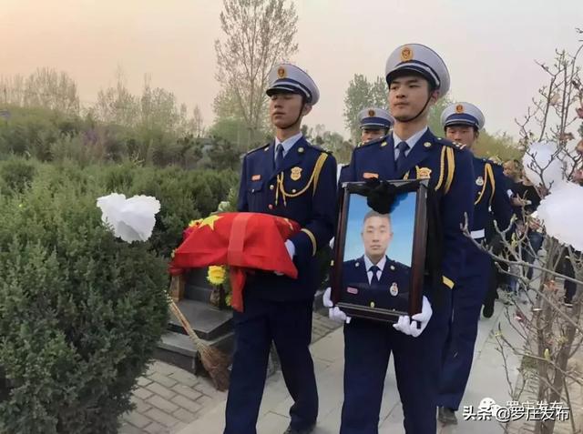 罗庄数万市民十里长街接赵永一烈士回家