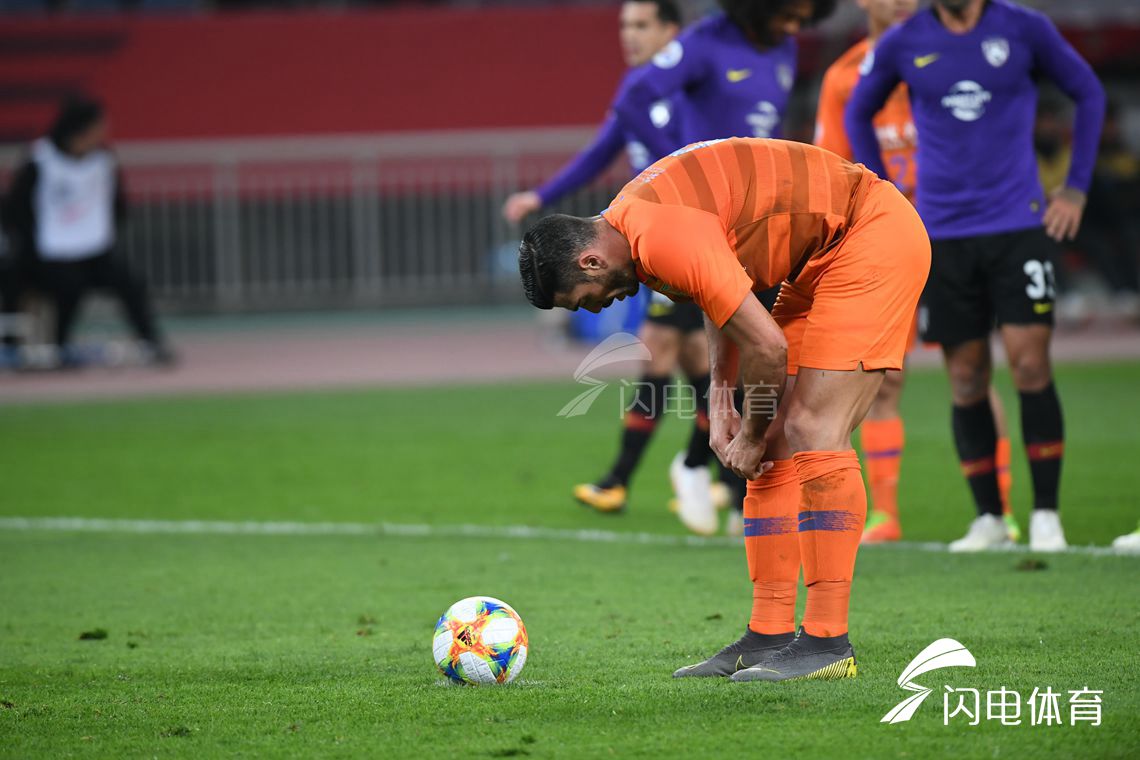 费莱尼进球疯狂庆祝 佩莱摆手势无可奈何