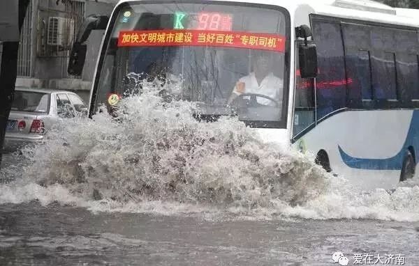 2007年7月18日,济南特大暴雨2008年5月19日,济南泉城广场万人点烛活动