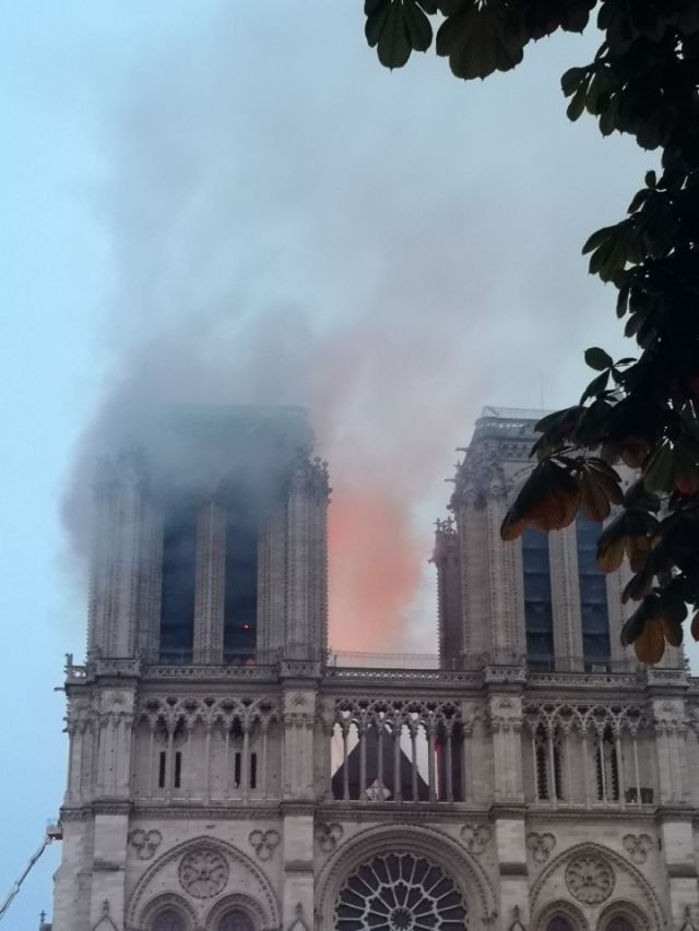 巴黎埃菲尔铁塔被炸了图片