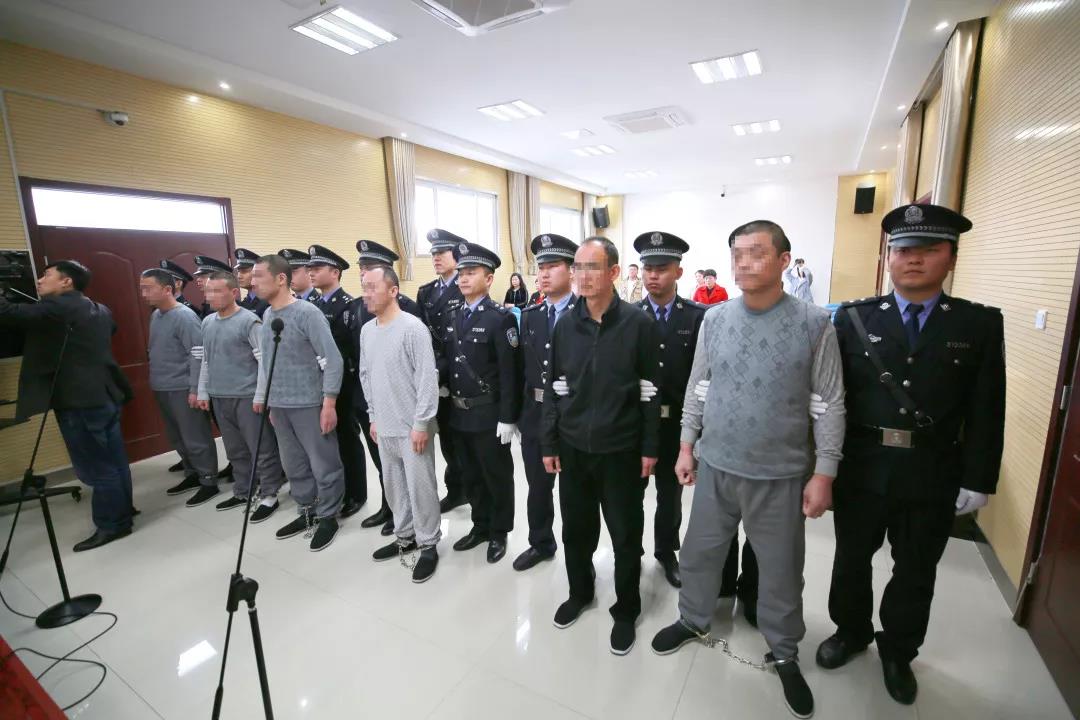 滨州开发区法院公开开庭审理李炳杰等8人涉恶案件