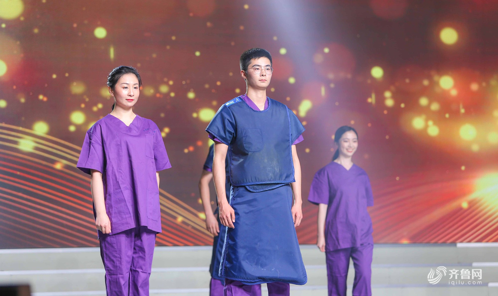 日照护士节时装秀男护士走路带风超有范