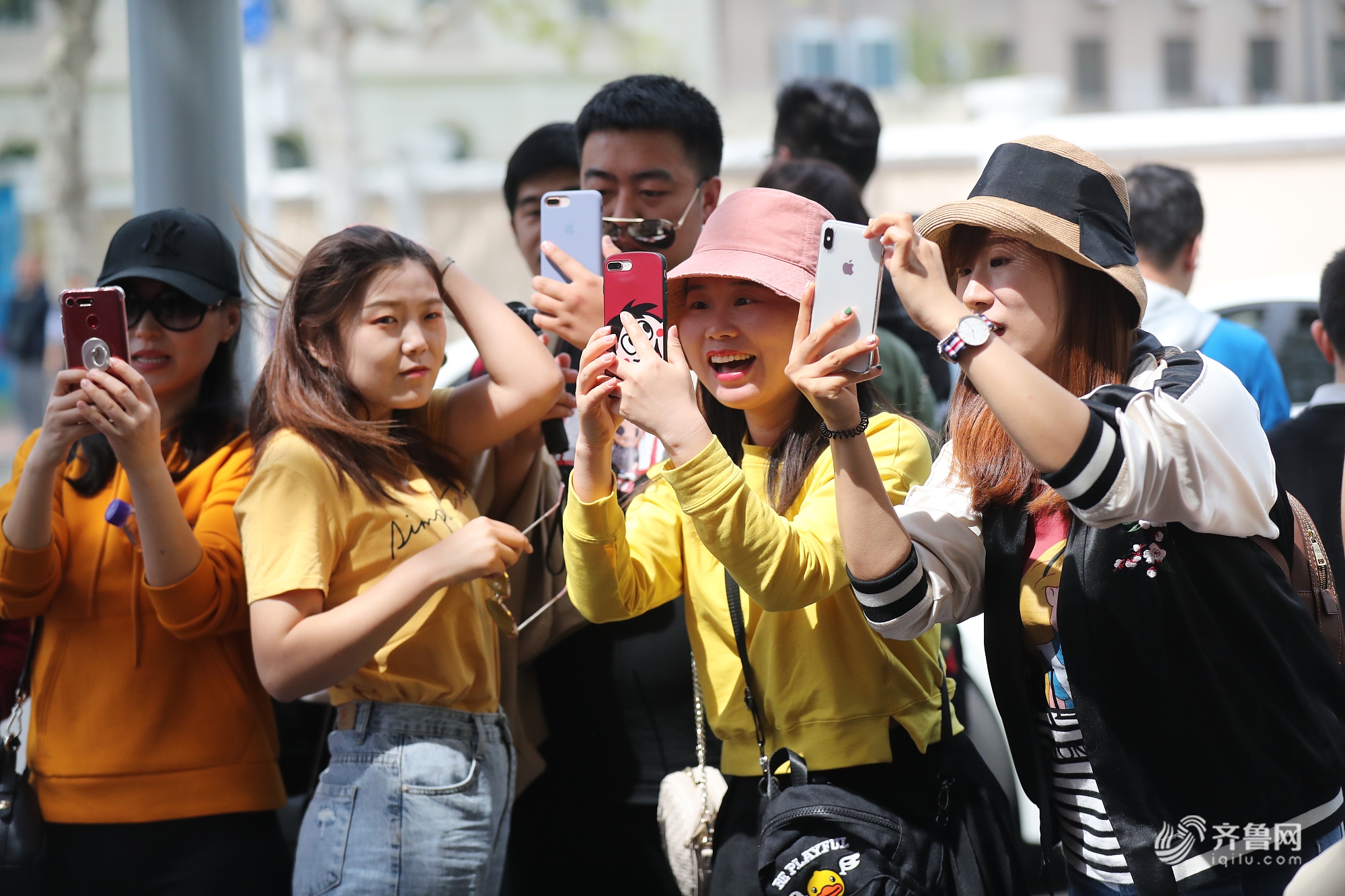 扎堆打卡 青岛这片"网红墙"天天排队