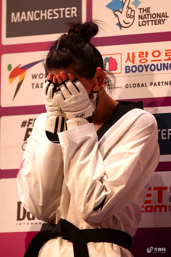 跆拳道世锦赛郑姝音遭受争议判罚屈居亚军颁奖台悲愤哭倒在地