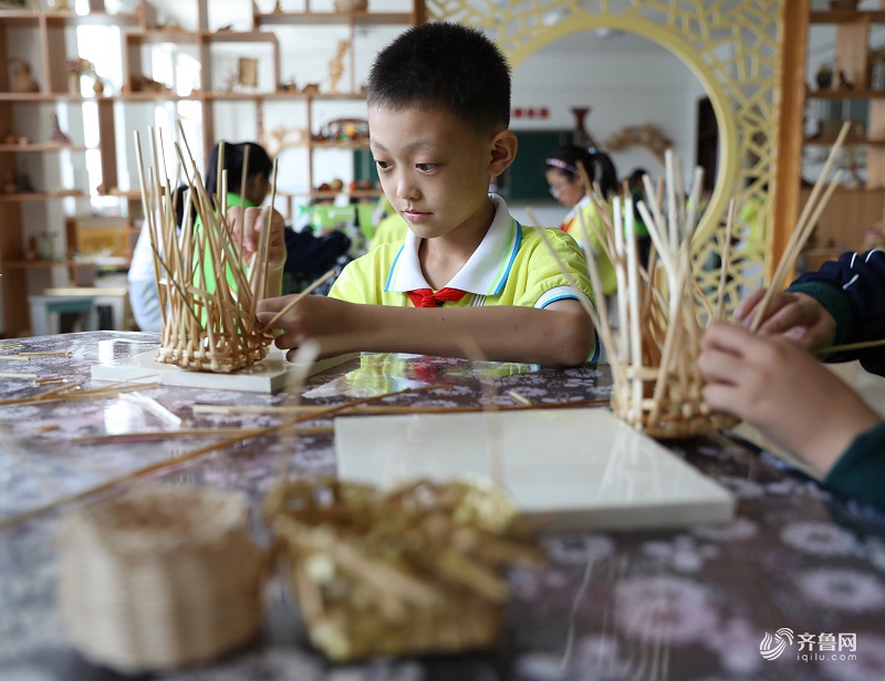 山东威海非遗进校园学生课堂上学手艺