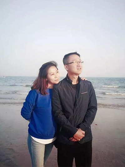 警车行进在龙青高速公路上,刚刚打完电话将孩子托付给邻居照料的龙雨