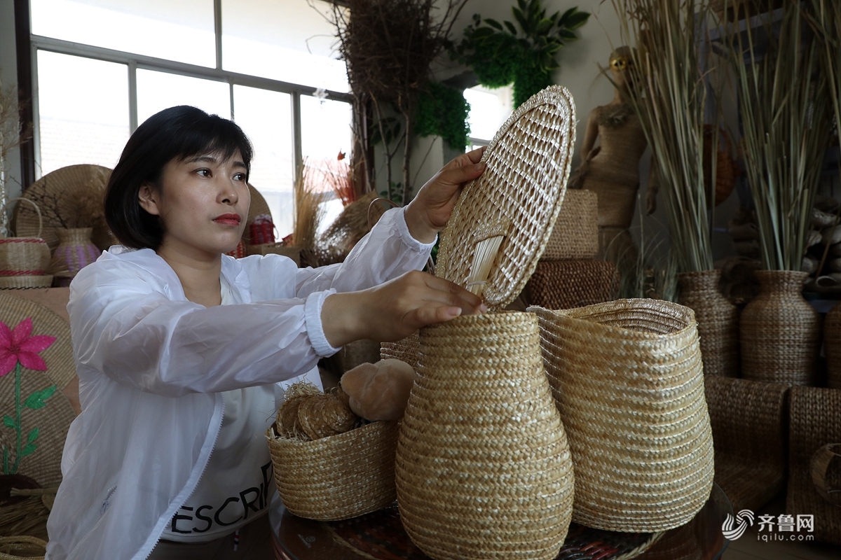 6月16日,当前正是小麦收获的季节,大量小麦秸秆在许