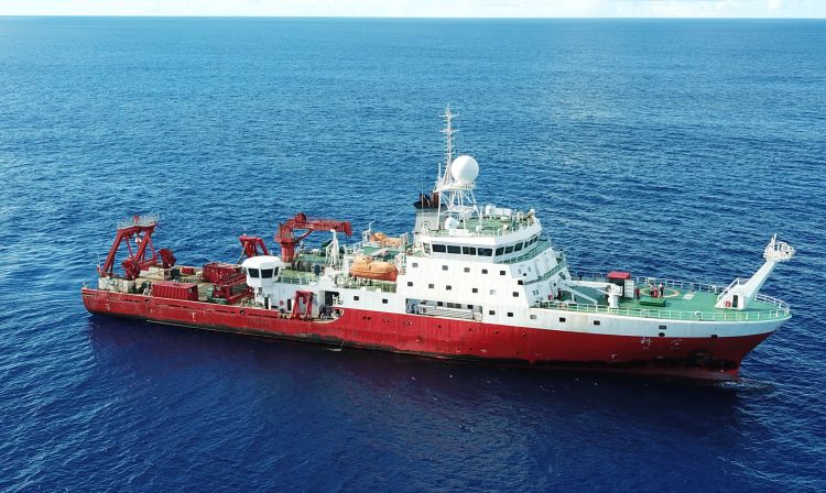 百米长的"科学"号科考船不过沧海一粟