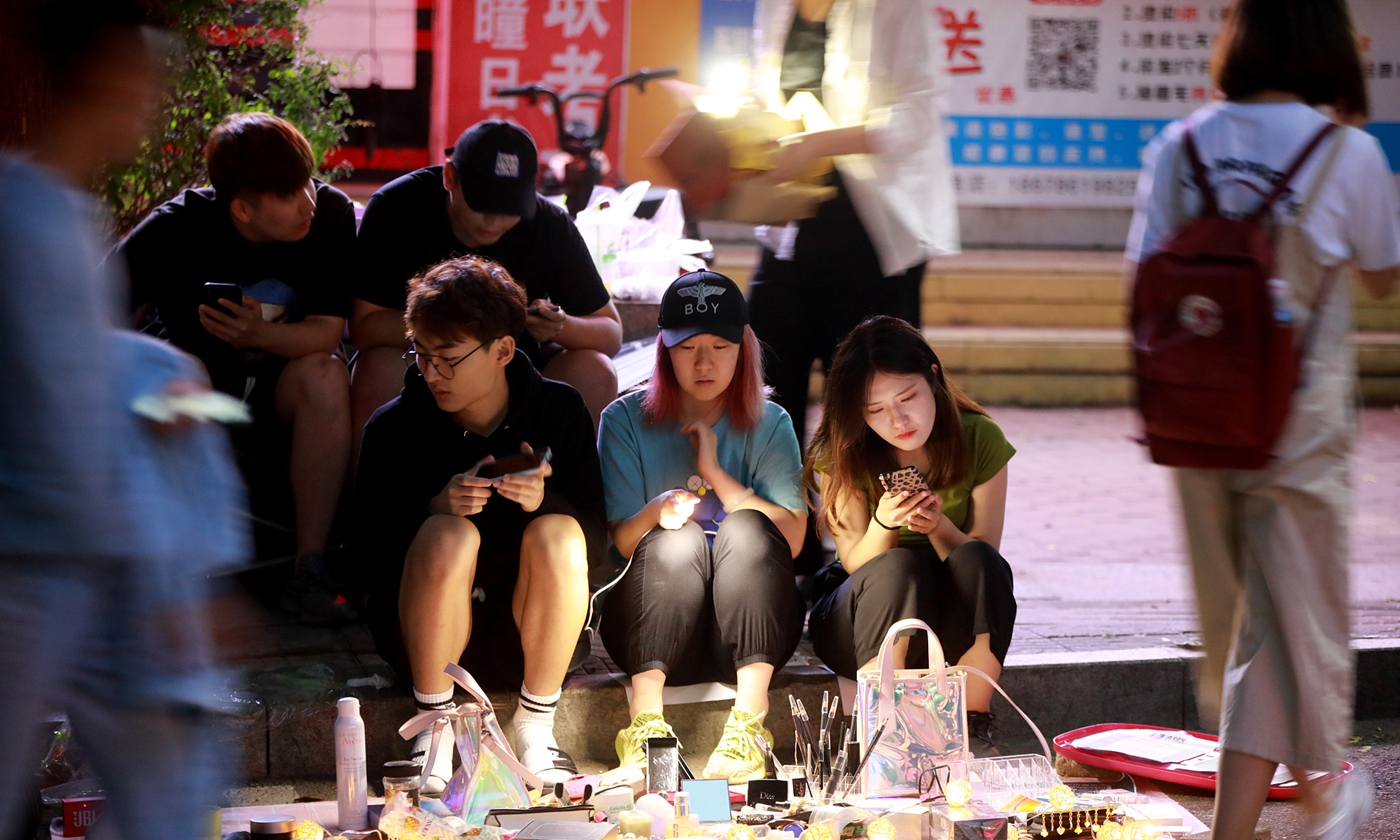 青岛高校跳蚤夜市开张毕业生摆夜摊卖货