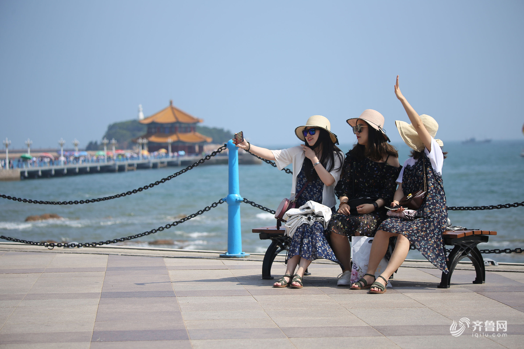 夏日去青岛看海栈桥人潮涌动