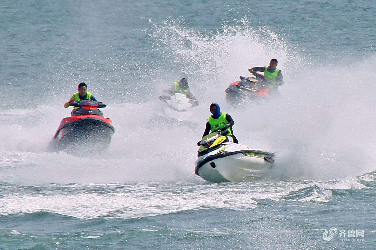 摩托艇爱好者夏日逐浪享受水上速度与激情