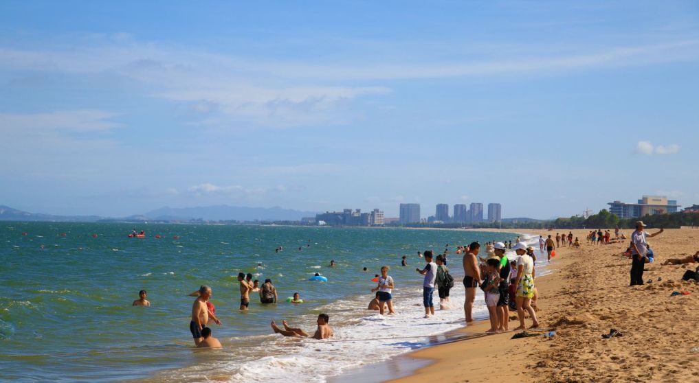 榮成市的兩大海水浴場,均位於榮成市濱海公園內,是兩個天然的海水浴場