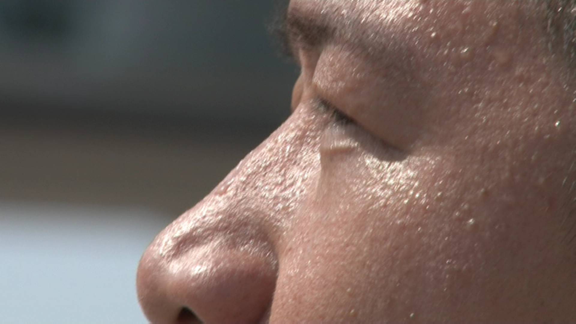 高温下的劳动者公交医生检车一天衣服被汗湿透8次