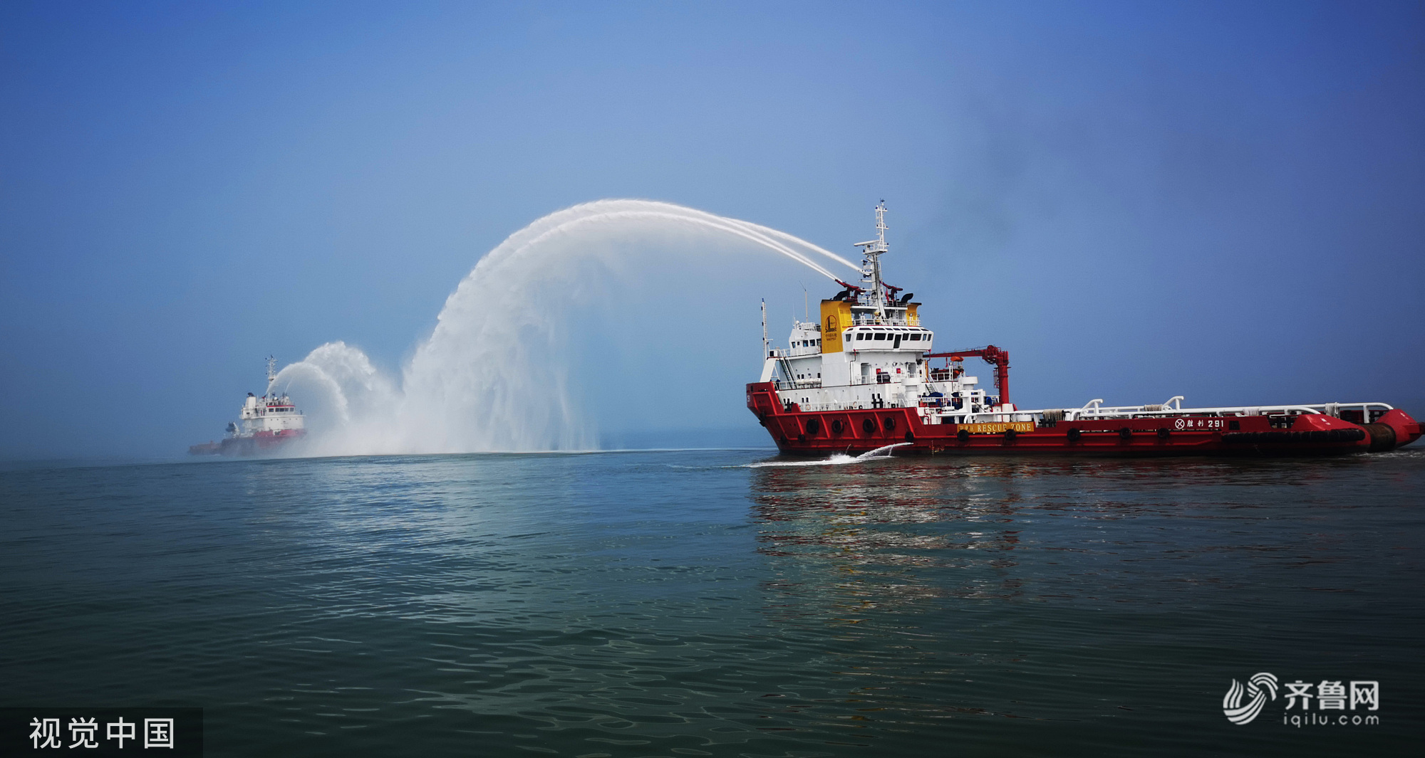 1日,胜利油田海洋石油船舶中心在渤海近海海域组织实施"海上消防"演练