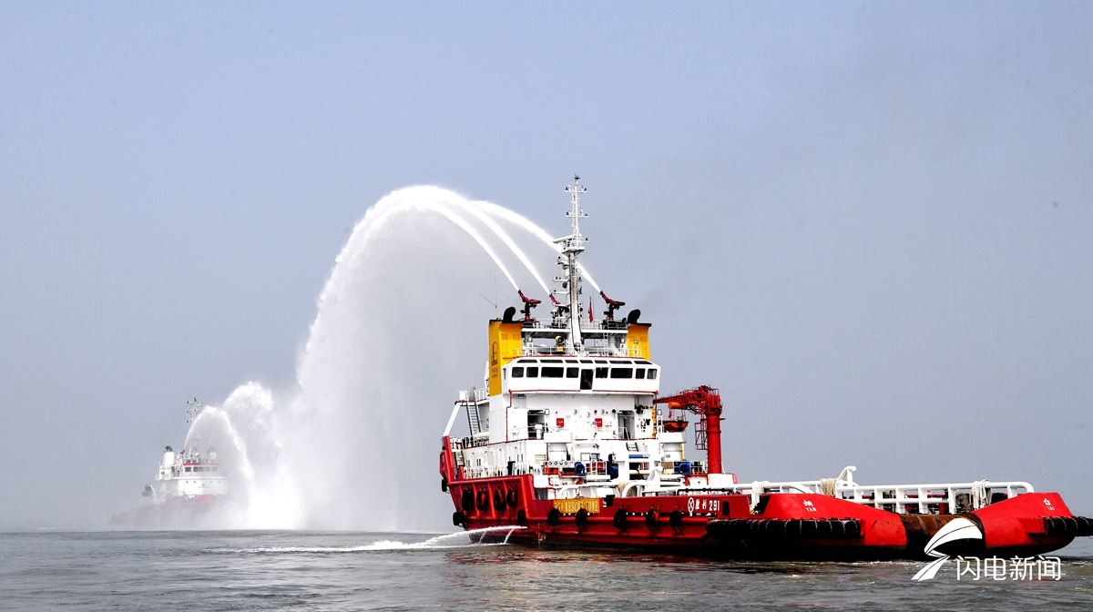 震撼海上消防演练上演探访胜利油田海上守护神