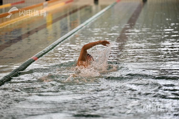 莫洛佐夫现身济南奥体全力备战游泳世界杯