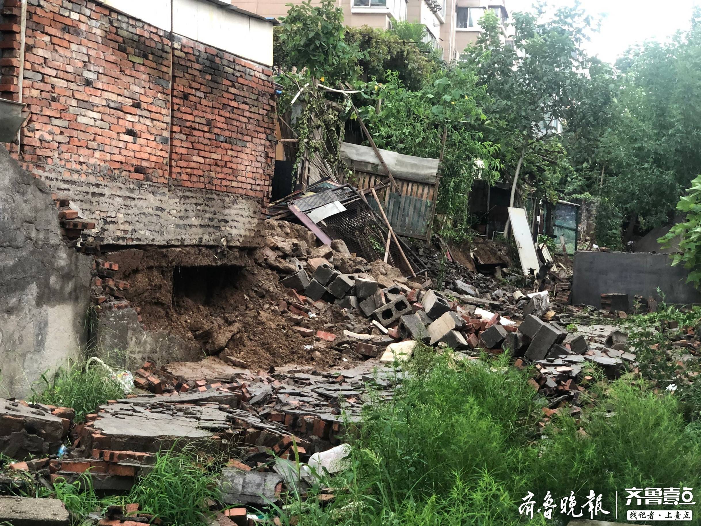 泰安暴风骤雨使两小区间的墙体倒塌所幸无人员伤亡及财产损失