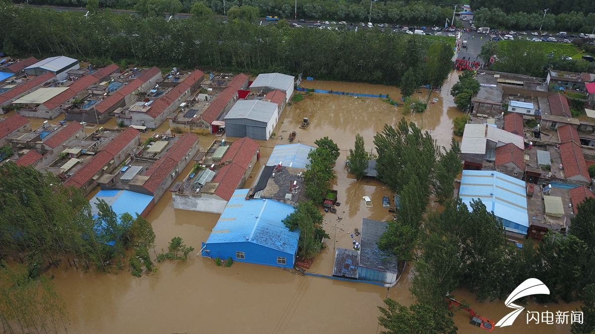 航拍洪水中的济南章丘东皋西村房屋厂房被淹汽车被泡