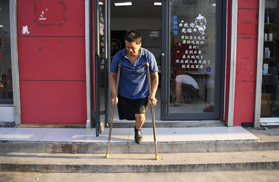 停业了为何凌晨不打烊独腿老兵有啥困难俺都捐