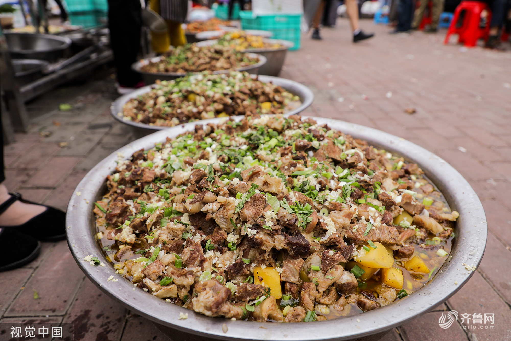 大盆中装好的是传统东北菜.