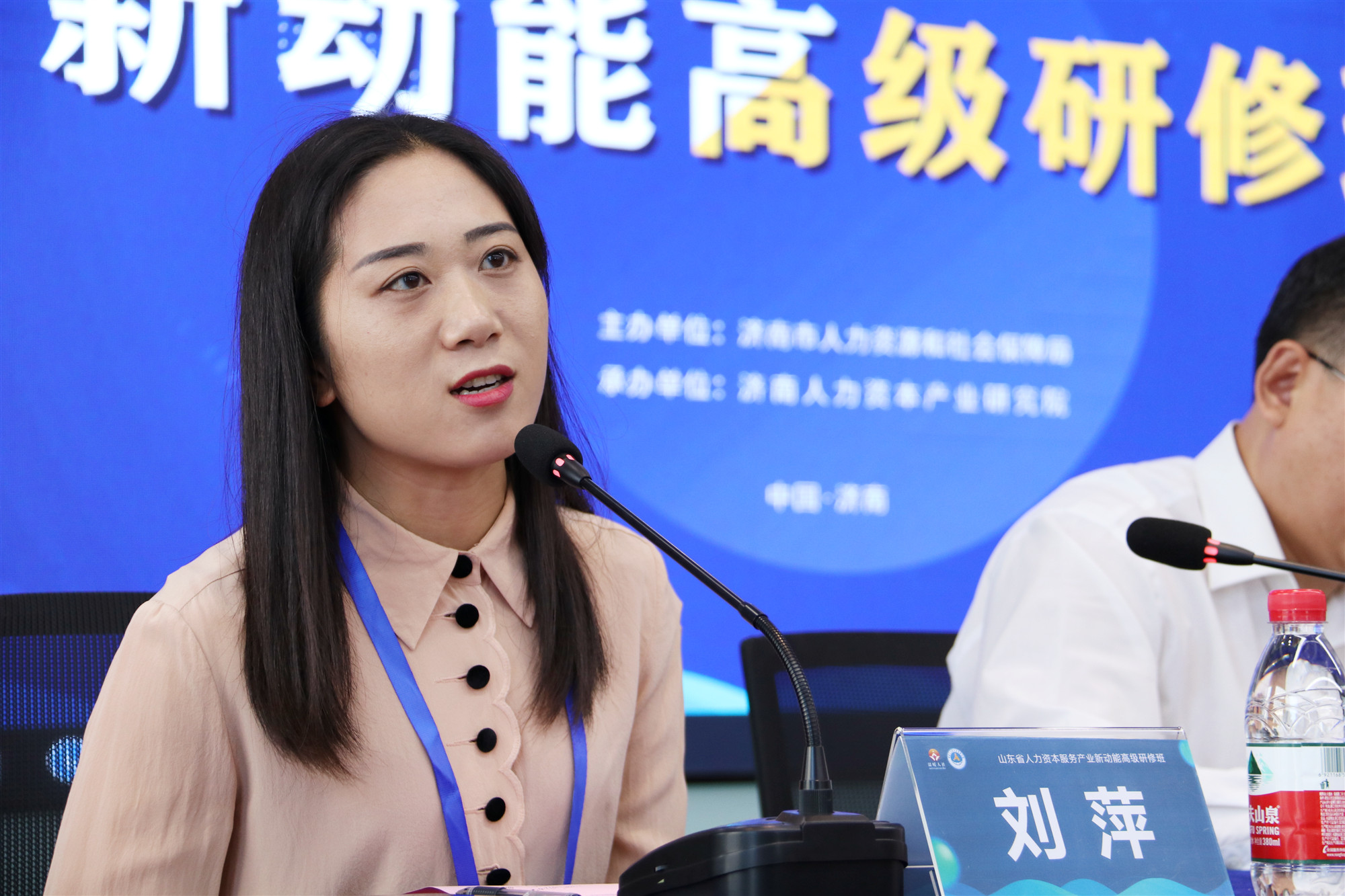 山东宜和宜美家具科技有限公司总经理刘萍代表全体学员发言.