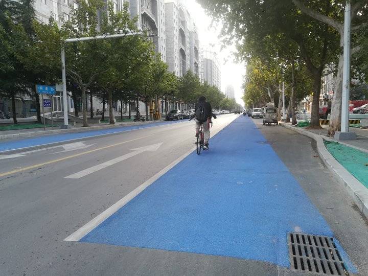 潍坊现蓝色非机动车道醒目又美观