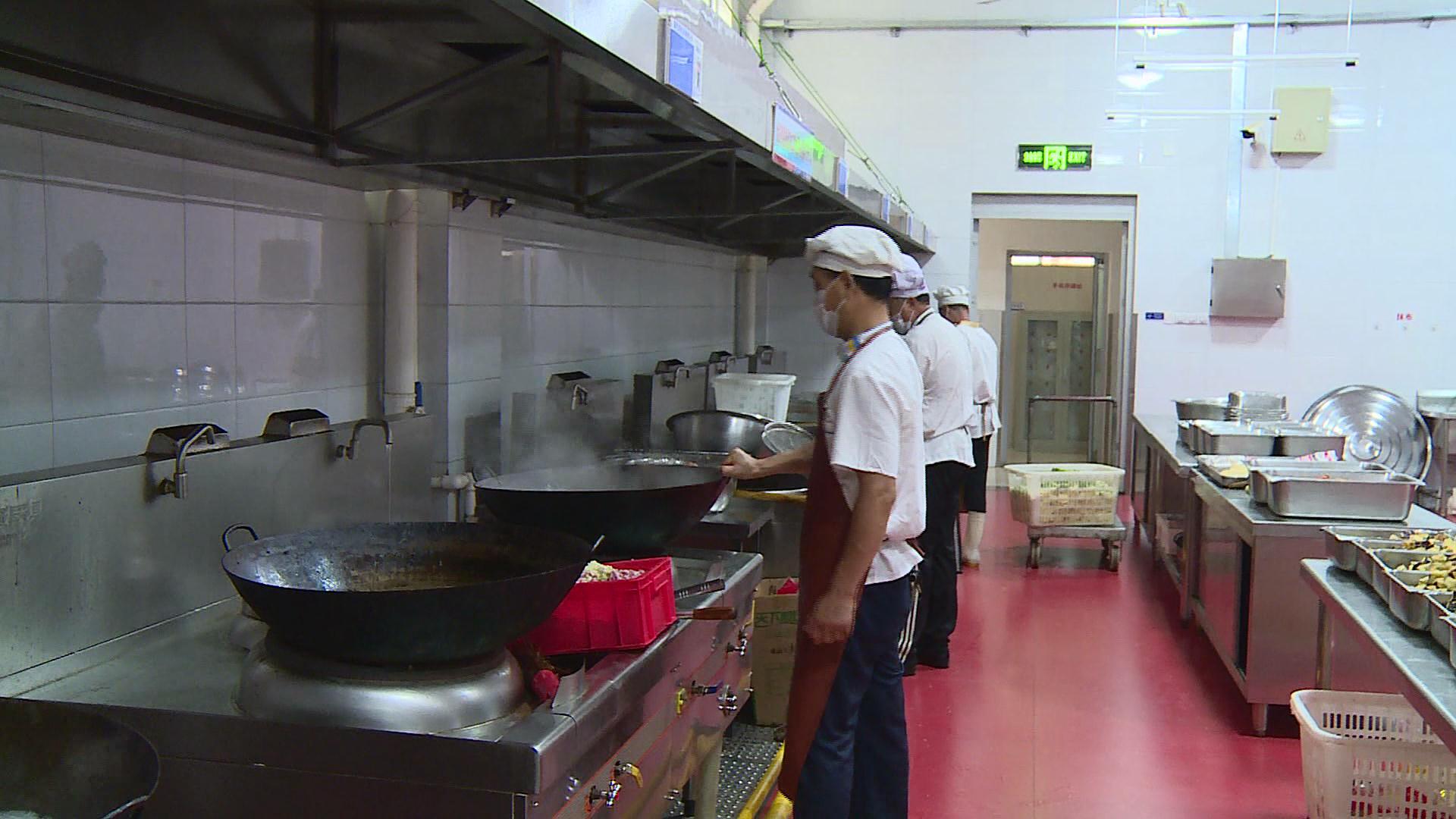 荣成打造18所"明厨亮灶"学校 守护学生舌尖上的安全