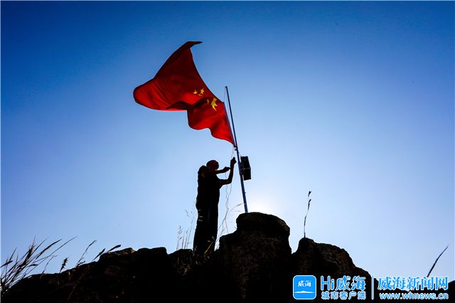 一个人的升旗仪式威海81岁国旗手的坚守