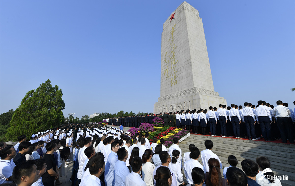 烈士纪念日济南千名干部群众英雄山共祭先烈