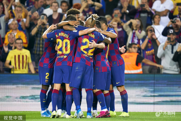 巴萨队员相拥庆祝进球(图片来源:视觉中国)
