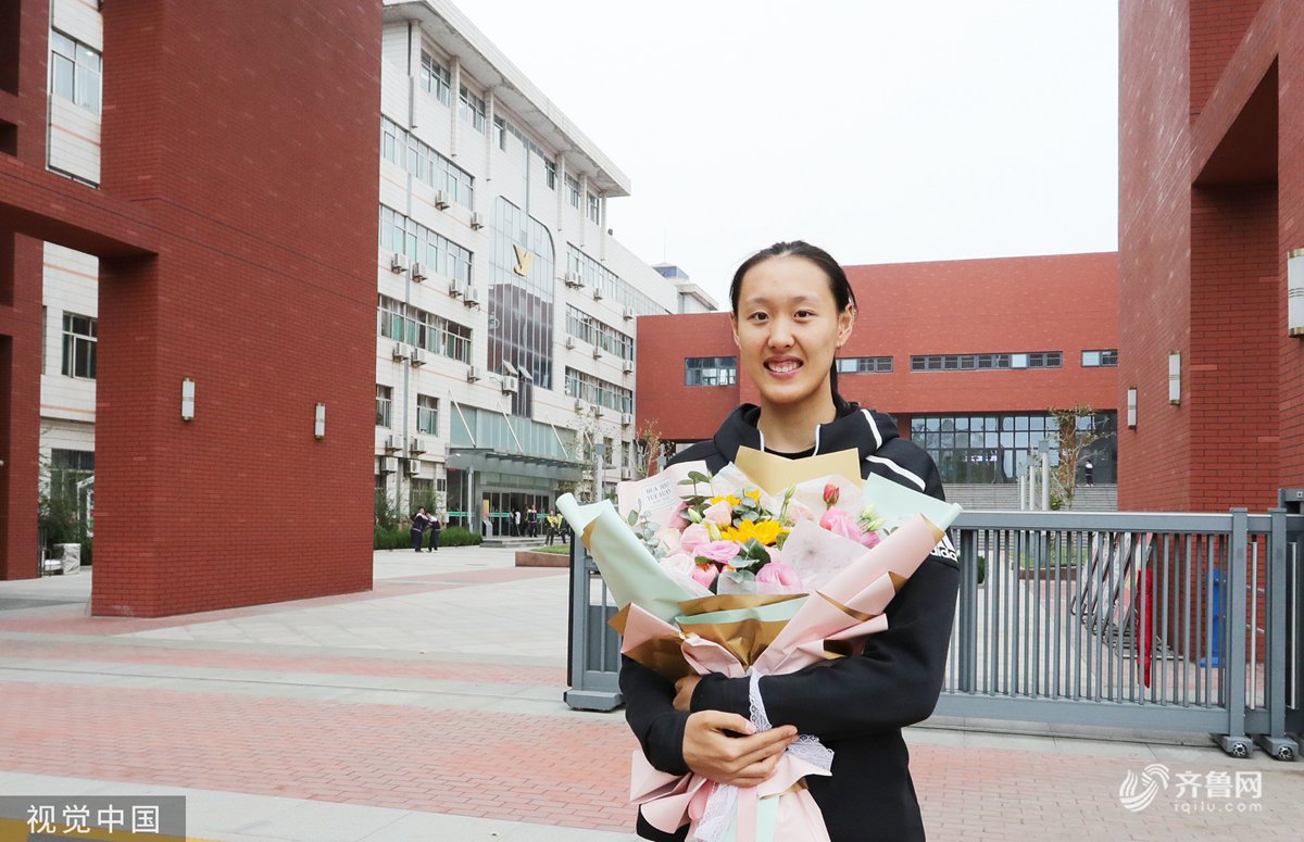 淄博:女排球员杨涵玉回到家乡 探望启蒙教练