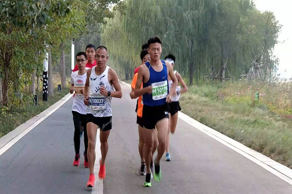 山东淄博高青县:激情马拉松 魅力天鹅湖