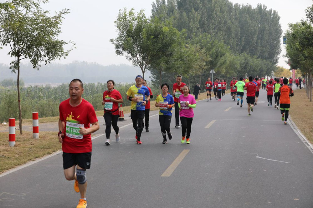 山东淄博高青县:激情马拉松 魅力天鹅湖